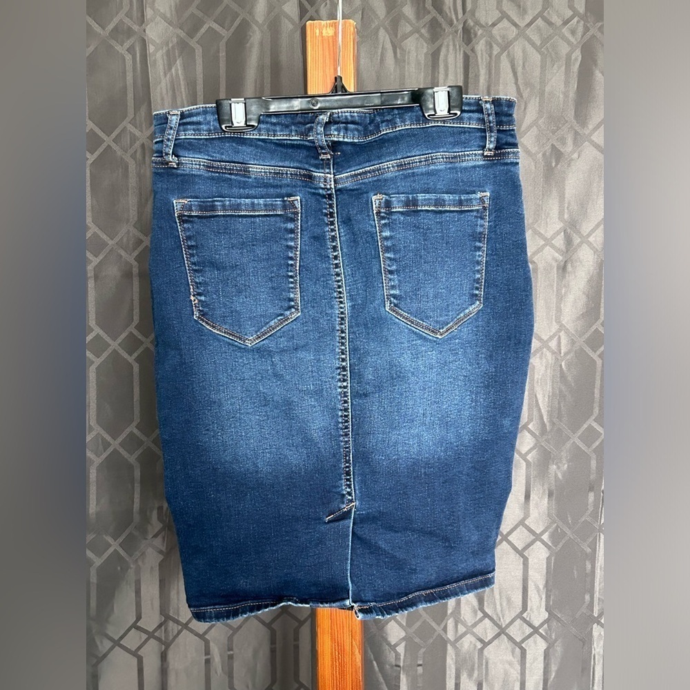 ✨4/$30 R Jeans skirt - Picture 3 of 8